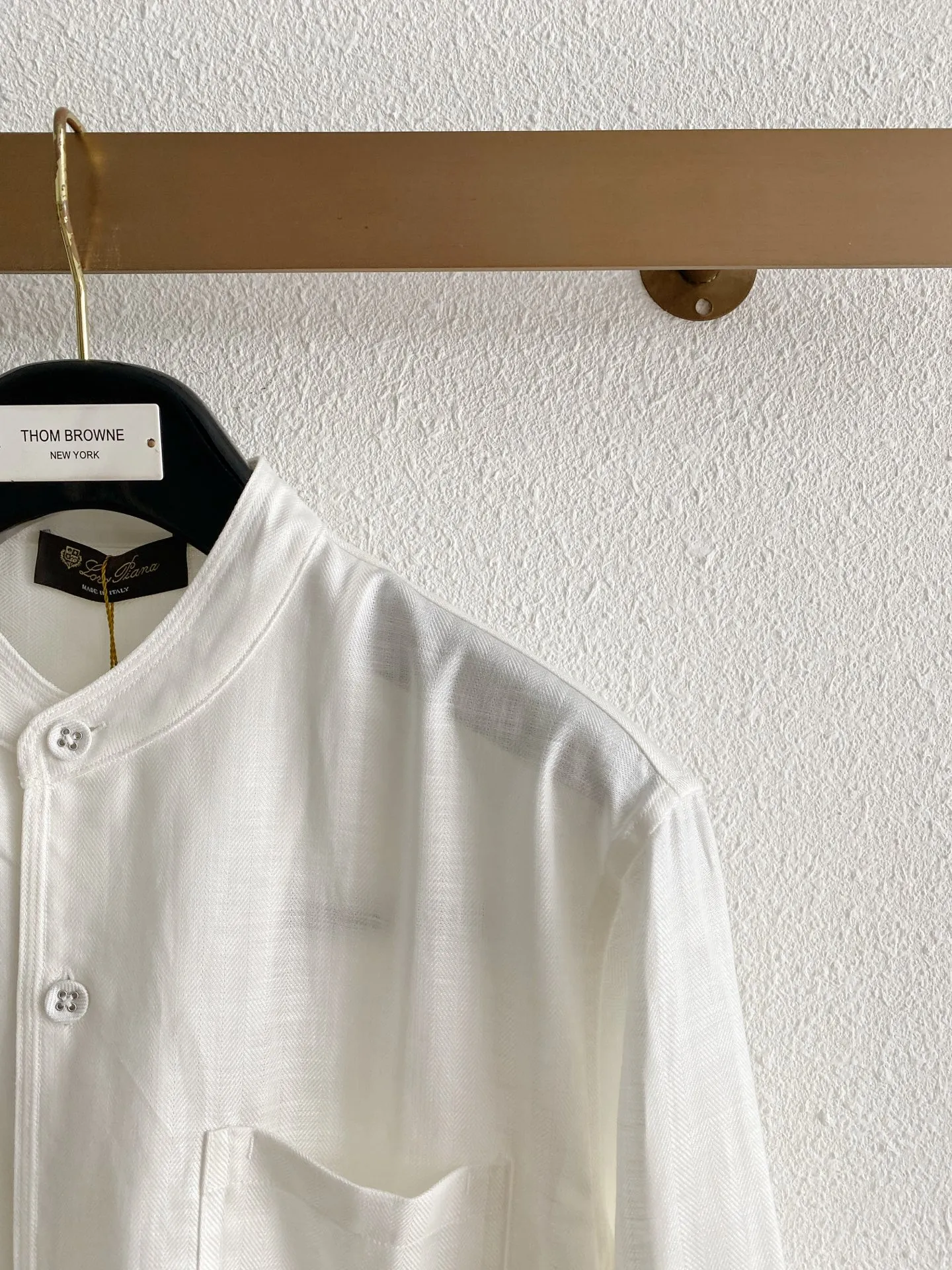 Loro Piana linen shirt Fabric: 100% Italian imported rain dew linen, which has been specially softened by the brand. Compared with ordinary linen, it weakens the rough and prickly feeling. The surface has a natural knotted texture and a matte low-saturation texture. It is the main Breathable heat-dissipating material in spring and summer. Style and details: Chinese-style small round stand-up collar, no collar point design, soft lines, taking into account the sense of Eastern simplicity and Italian relaxation, without blocking the neck; Slightly loose straight cut, the length moderately covers the waistline, not tight when worn alone, stacked vests, knitted without restraint; Square patch pocket on the left chest, minimalist without logo, buttons are made of matte natural materials of the same color, with a clean and unified vision; Standard long sleeves have flat cuffs that can be rolled up for a casual look, and small slits are hidden in the side seams to increase freedom of movement. Color selection: Two basic colors: pure white and native hemp Beige, suitable for most bottoms and outerwear. Style positioning: Italian old money style, minimalist new Chinese style, light business commuting, same style for men and women, unisex version, focusing on high-end without logo. Sizes:M-4XL